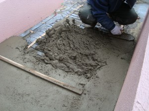 職人技 土間を仕上げます。